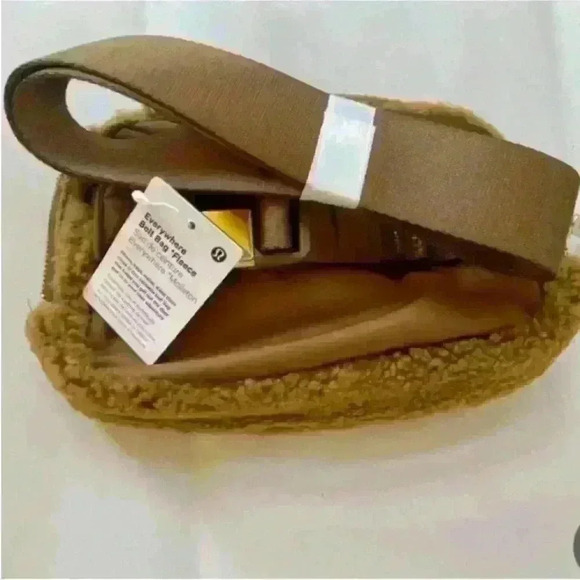 Lululemon Everywhere Fleece Belt Bag
2022 Burnt Caramel New Without Tags! - Picture 3 of 6